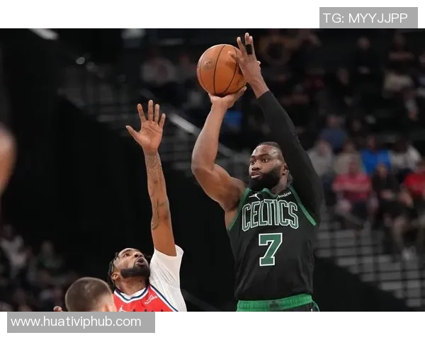 杰伦布朗半场表现惊艳12投7中砍下17分并贡献4篮板3助攻三分球命中率高达75